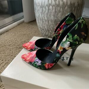 STEVE MADDEN Pump Heels Size 7
4.5 inch super sexy heel
Like new, only worn once